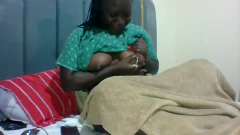 Snapshot of ladyblossoms19 chatting on December 6, 6:28 pm lindah32 online show from December 6, 6:28 pm