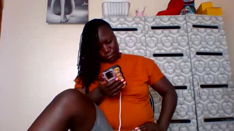Snapshot of ladyblossoms19 chatting on December 21, 12:16 pm lindah32 online show from December 21, 12:16 pm
