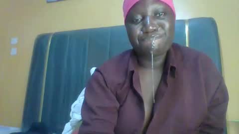 Snapshot of ladyblossoms19 chatting on May 1, 12:15 am lindah32 online show from May 1, 12:15 am