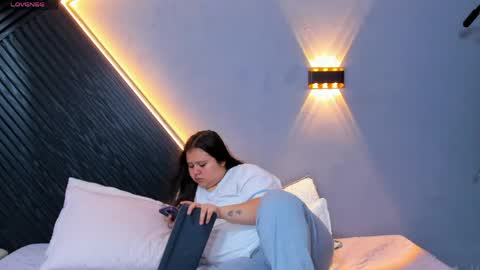 Snapshot of laia_and_aloby chatting on April 29, 10:27 pm online show from April 29, 10:27 pm