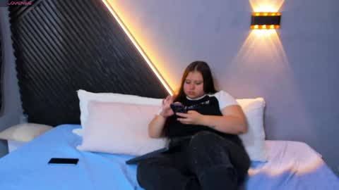 Snapshot of laia_and_aloby chatting on May 2, 8:47 pm online show from May 2, 8:47 pm