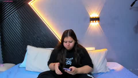 Snapshot of laia_and_aloby chatting on May 26, 11:34 pm online show from May 26, 11:34 pm