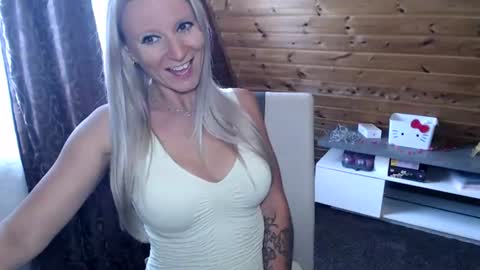 Snapshot of lamadrina006 chatting on June 15, 7:54 am LaMadrina006 online show from June 15, 7:54 am