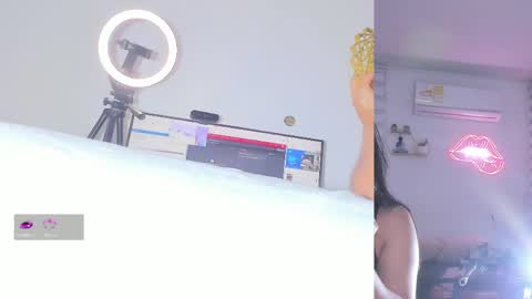 Snapshot of lana__kane_ chatting on April 21, 9:04 am Lana online show from April 21, 9:04 am