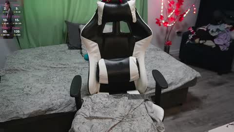 Snapshot of lana_del_kay chatting on December 5, 9:39 am Kay online show from December 5, 9:39 am