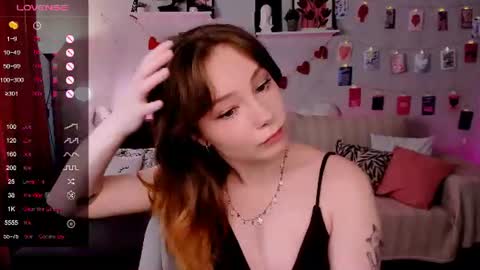 Snapshot of lanablu_ chatting on July 7, 8:40 am Lana online show from July 7, 8:40 am