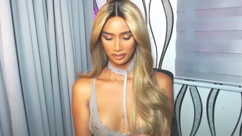 Snapshot of lanadel_hilton chatting on February 18, 12:15 am Lana online show from February 18, 12:15 am