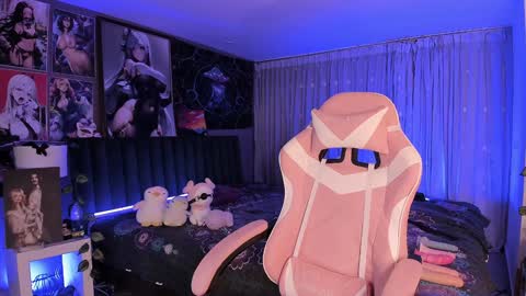 L A N A  online show from February 2, 2:38 am