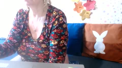 Snapshot of lanalovelyqueen chatting on June 17, 7:33 am LovelyQueen online show from June 17, 7:33 am