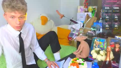 Snapshot of landel_boy chatting on February 16, 9:33 pm Lanny online show from February 16, 9:33 pm