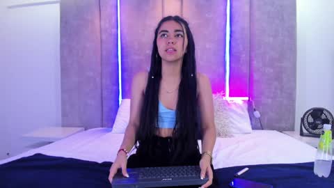 Snapshot of larabrook chatting on January 22, 1:42 am Lara online show from January 22, 1:42 am