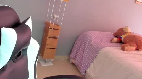 Snapshot of laracat18 chatting on May 19, 4:13 pm Lara online show from May 19, 4:13 pm