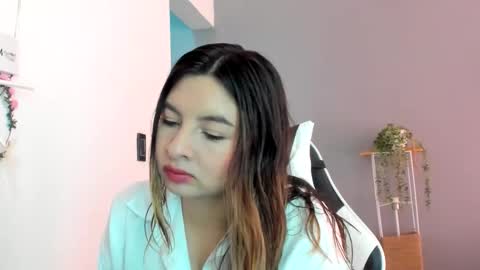 Snapshot of laracat18 chatting on May 27, 7:11 pm Lara online show from May 27, 7:11 pm
