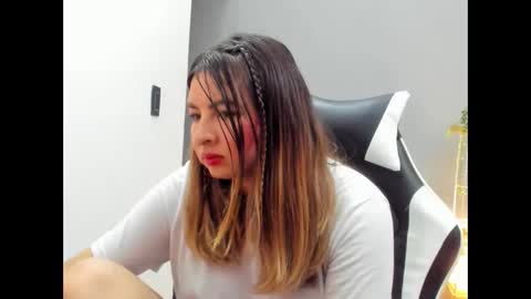 Snapshot of laracat18 chatting on May 30, 2:52 am Lara online show from May 30, 2:52 am
