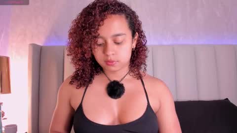 Snapshot of laracurls chatting on November 11, 11:43 am online show from November 11, 11:43 am