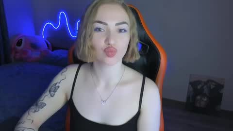 Snapshot of larakrein_lk chatting on May 4, 3:52 pm LaraKrein lk online show from May 4, 3:52 pm
