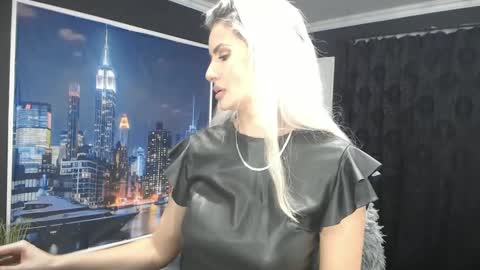 laras_moans online show from December 28, 8:37 am