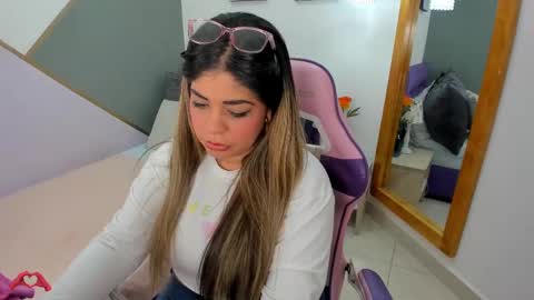 Snapshot of laris_park chatting on December 22, 10:47 pm laris_park online show from December 22, 10:47 pm