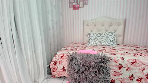 Snapshot of larissalove_doll chatting on March 12, 8:10 pm Larissas online show from March 12, 8:10 pm