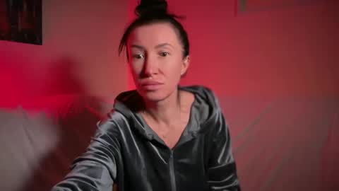 Snapshot of latebloomtati chatting on April 20, 10:00 pm Goddess Tati Bangs Fetish online show from April 20, 10:00 pm