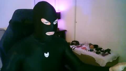 Snapshot of latexminheadroom chatting on June 22, 2:02 am latexminheadroom online show from June 22, 2:02 am