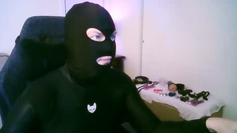 Snapshot of latexminheadroom chatting on June 24, 1:04 am latexminheadroom online show from June 24, 1:04 am
