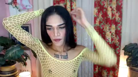 Snapshot of latina_goddes4uxxx chatting on February 4, 1:13 am ask me online show from February 4, 1:13 am
