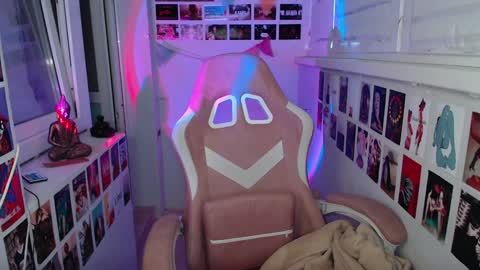 Snapshot of latina_mia chatting on December 6, 5:31 am miiiiiiaaaa online show from December 6, 5:31 am