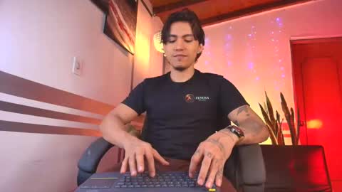 latino_boysmiles online show from January 19, 1:53 am