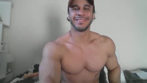 latino_rodri online show from May 12, 6:43 am