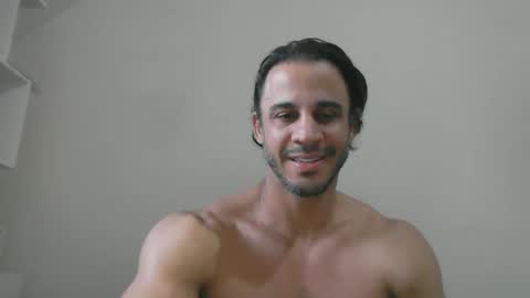latino_rodri online show from May 13, 5:49 am