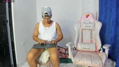 Snapshot of latinos_couples chatting on May 5, 4:09 am James and Sara online show from May 5, 4:09 am