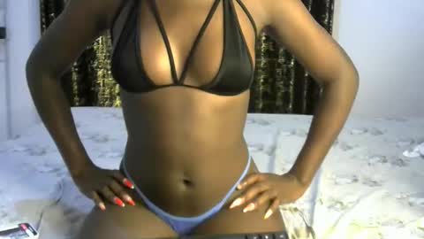 Snapshot of latoya_shines chatting on February 8, 4:27 am latoya_shines online show from February 8, 4:27 am