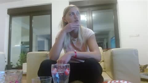 Snapshot of laura47_sweet chatting on December 5, 4:44 pm LAURA ANNA online show from December 5, 4:44 pm