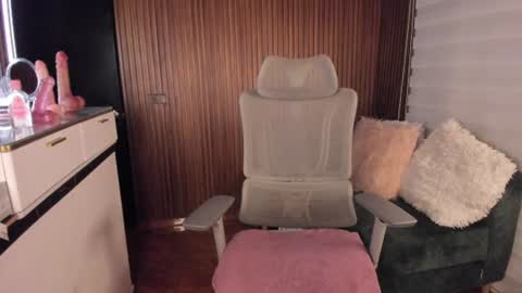 Snapshot of laura__cruz chatting on August 1, 1:05 am laura cruz online show from August 1, 1:05 am