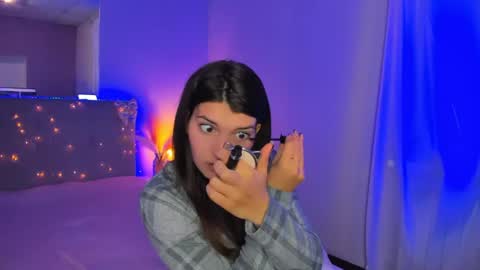Snapshot of laura__leee chatting on April 22, 5:54 am Laura online show from April 22, 5:54 am