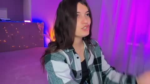 Snapshot of laura__leee chatting on April 24, 5:10 am Laura online show from April 24, 5:10 am