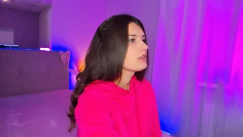 Snapshot of laura__leee chatting on April 25, 5:10 am Laura online show from April 25, 5:10 am