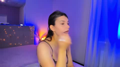 Snapshot of laura__leee chatting on April 29, 5:22 am Laura online show from April 29, 5:22 am