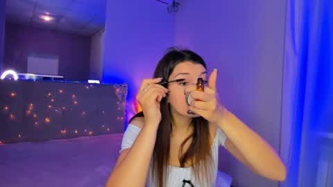 Snapshot of laura__leee chatting on May 1, 5:12 am Laura online show from May 1, 5:12 am