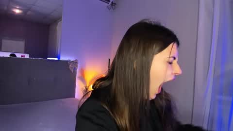 Snapshot of laura__leee chatting on July 8, 5:01 am Laura online show from July 8, 5:01 am
