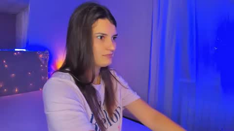 Snapshot of laura__leee chatting on July 19, 5:11 am Laura online show from July 19, 5:11 am