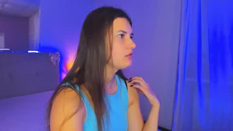 Snapshot of laura__leee chatting on July 20, 5:00 am Laura online show from July 20, 5:00 am