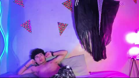 Snapshot of laura_and_kevin chatting on October 20, 1:00 pm laura_and_kevin online show from October 20, 1:00 pm