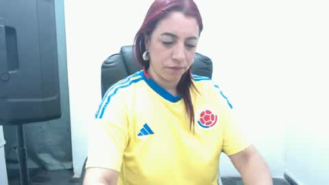 Snapshot of laura_craizy chatting on June 18, 2:34 am CALL ME LOVE LAURA online show from June 18, 2:34 am