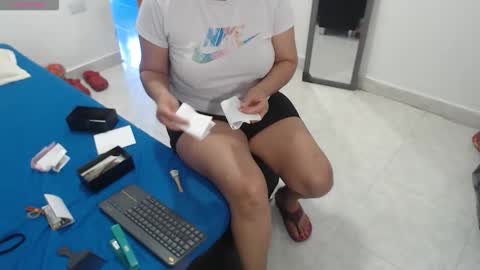 Snapshot of laura_foxx2379 chatting on February 6, 7:28 pm laura_foxx2379 online show from February 6, 7:28 pm