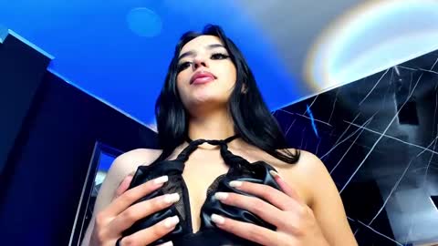 Laura online show from December 3, 4:28 pm