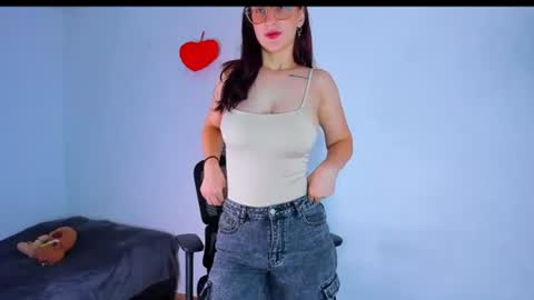 Snapshot of laura_ivy chatting on June 19, 1:15 pm LauraIvy online show from June 19, 1:15 pm