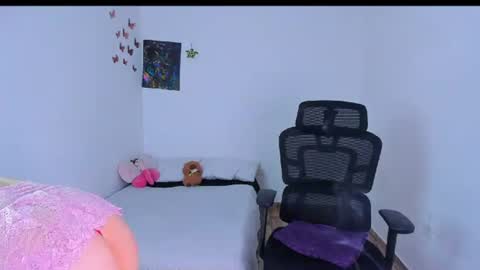 Snapshot of laura_ivy chatting on July 25, 1:30 pm LauraIvy online show from July 25, 1:30 pm