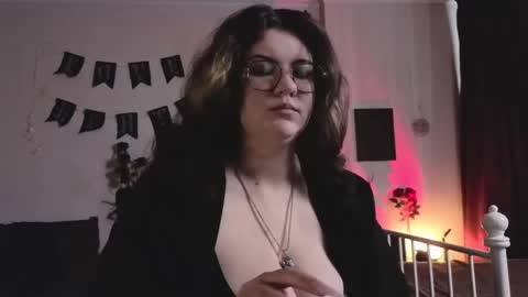 Snapshot of laura_karamazov chatting on February 18, 9:05 am Miss Laura online show from February 18, 9:05 am